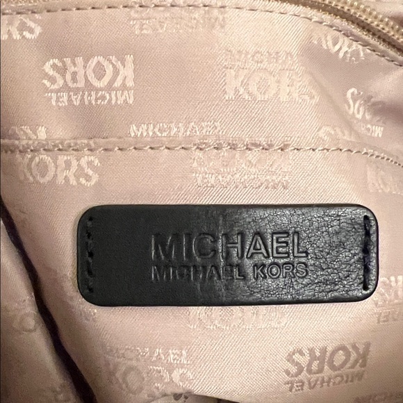 Michael Kors Jet Set Logo Pocket Tote in Navy Signature Print Canvas. - Picture 11 of 11